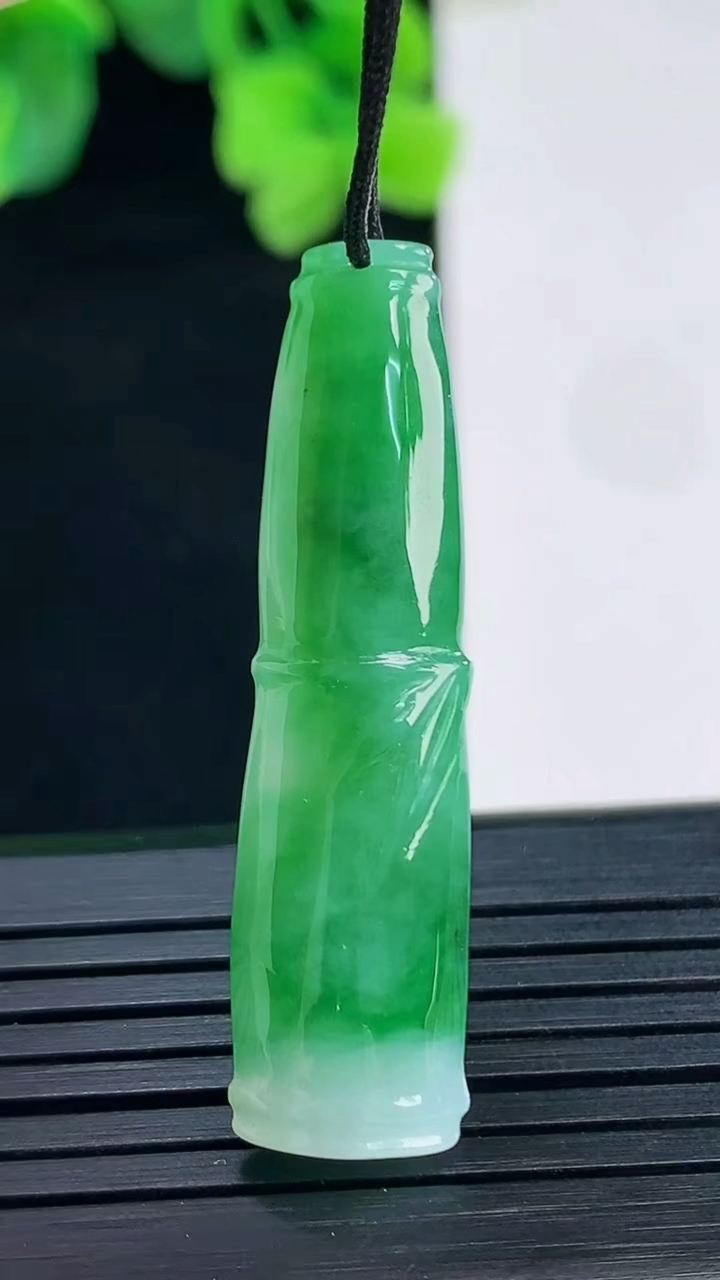 天然A货翡翠节节高升 竹节吊坠尺寸39.5-10-6.2重量:4.76g
4月8日