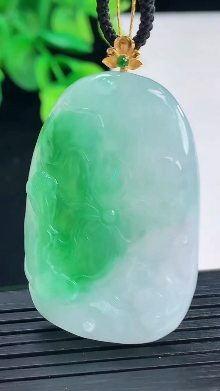 天然A货翡翠和和美美 荷叶鱼吊坠尺寸48.1-28.2-6.5重量:18.22g
4月8日