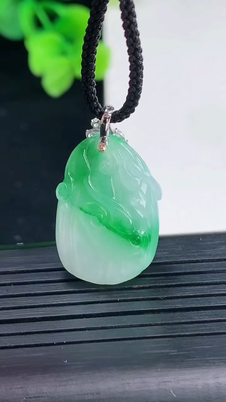 天然A货翡翠莲蓬吊坠尺寸27.6-15.8-9.8重量:6.19g
4月8日