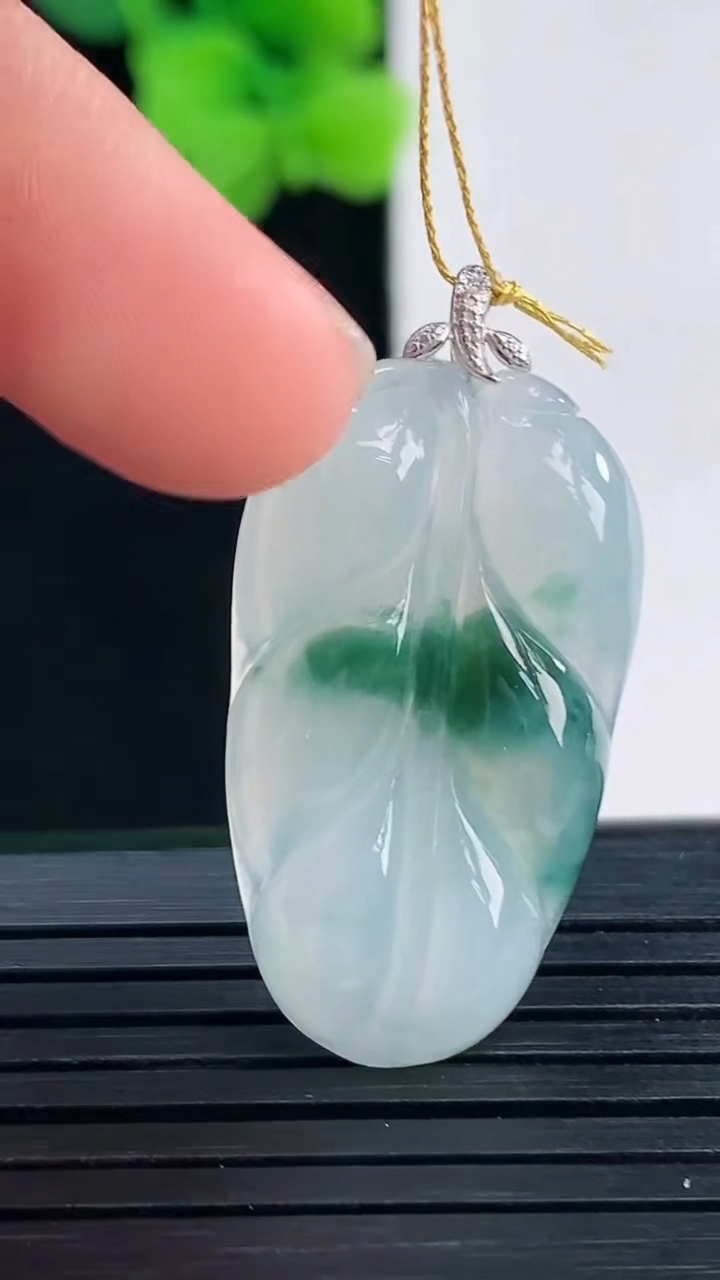 天然A货翡翠18K金飘花金枝玉叶 叶子吊坠尺寸34.2-17.1-4.3重量:4.47g
4月8日