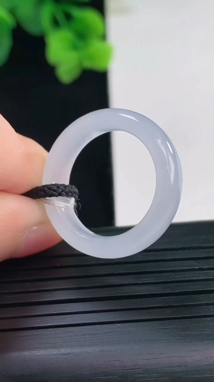 天然A货翡翠紫罗兰指环戒指尺寸18.3-5.8-3.6重量:4.05g2026年4月8日
工厂直销收