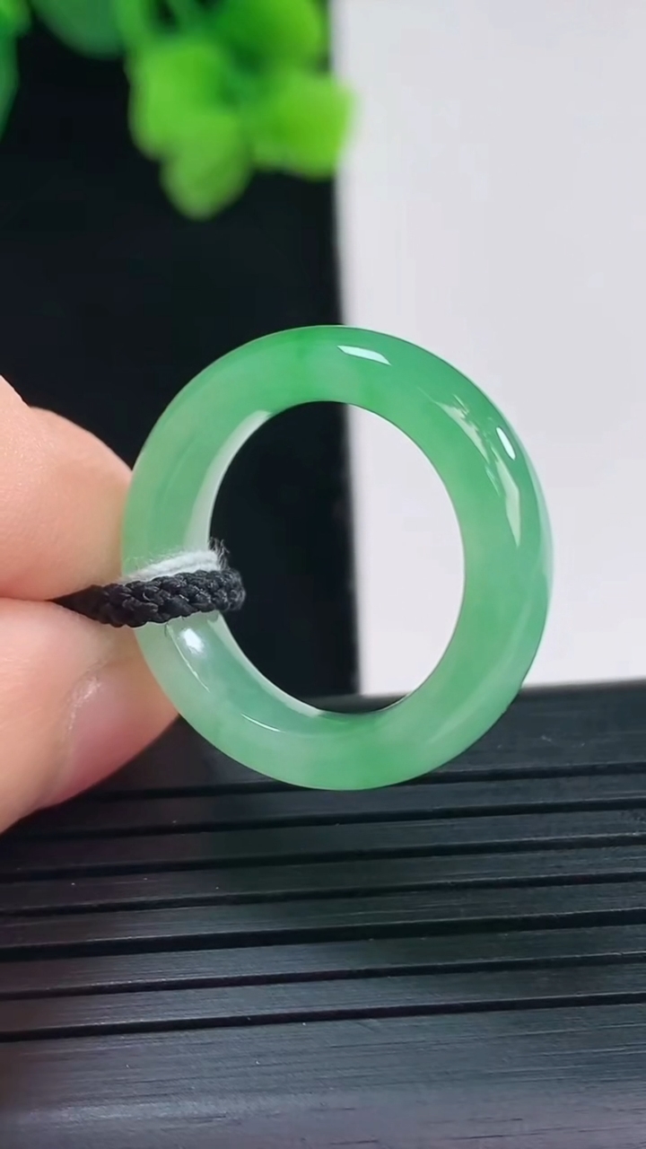 天然A货翡翠指环戒指尺寸16.2-5.7-3.6重量:3.66g2026年4月8日
工厂直销收藏佳品