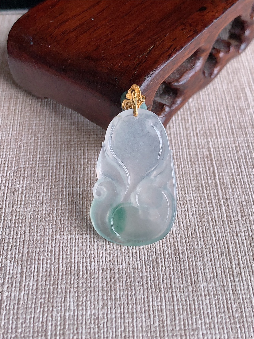 天然A货翡翠18K金扣头飘花九尾狐吊坠 
尺寸35.5-29.8-18.8-3.5mm 重量3.88