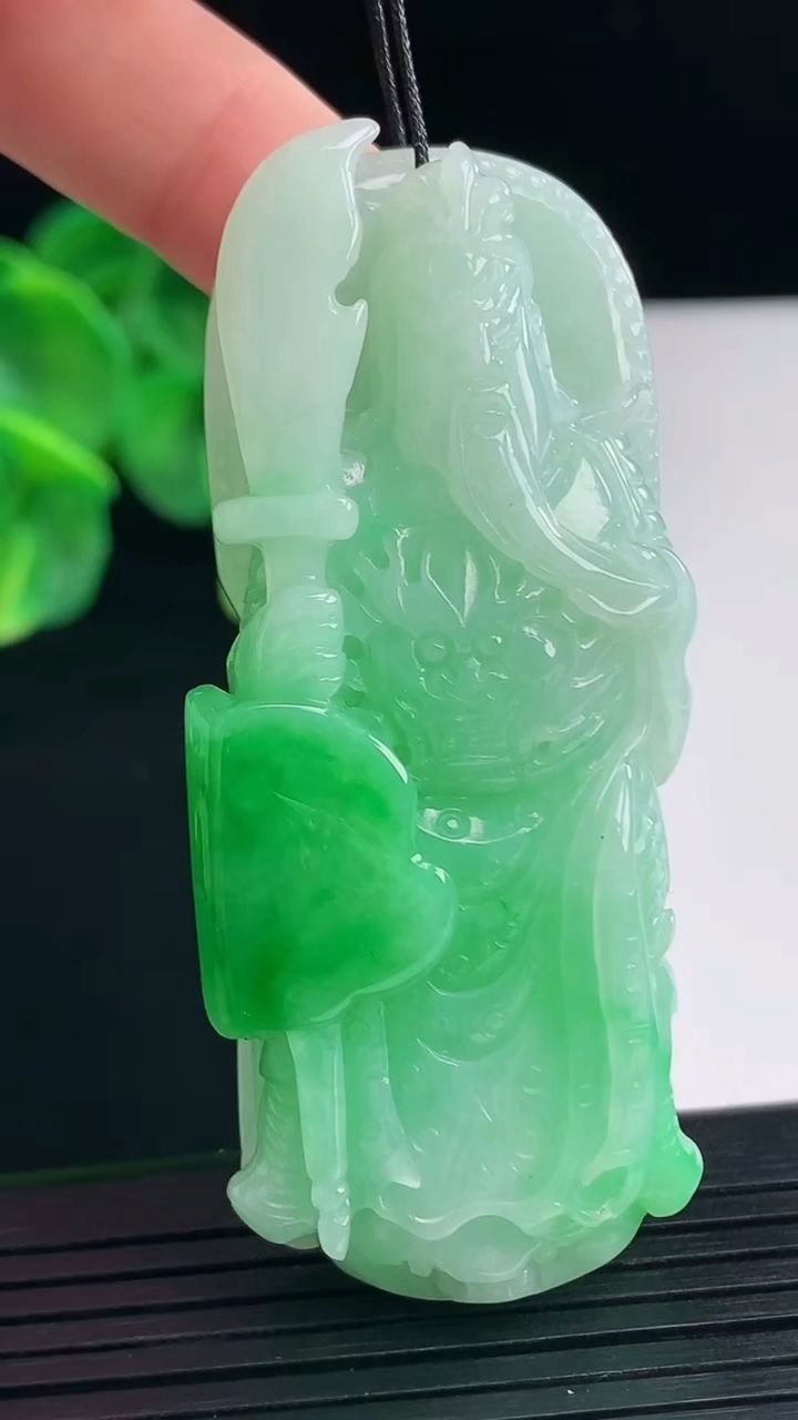 天然A货翡翠关公吊坠尺寸63.8-25.3-17重量:56.57g
4月8日