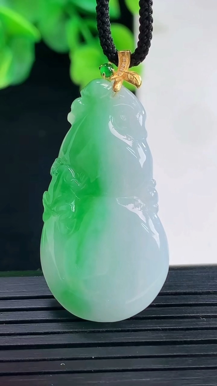 天然A货翡翠葫芦吊坠尺寸43.6-21.1-5.9重量:9.29g
4月8日
