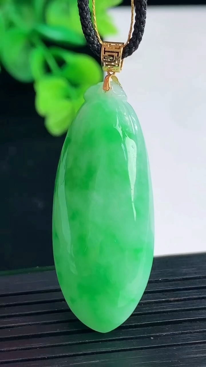天然A货翡翠福瓜吊坠尺寸41.7-17.2-9.2重量:13.92g
4月8日