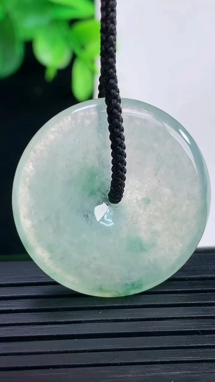 天然A货翡翠冰种飘花平安扣吊坠尺寸30.3-4.7重量:10.15g
4月9日