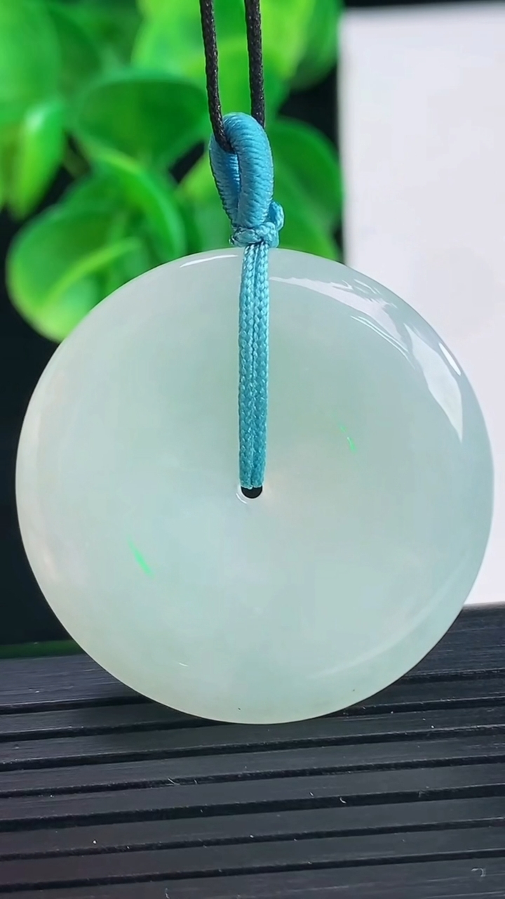 天然A货翡翠平安扣吊坠尺寸335-5.1重量:13.17g
4月9日