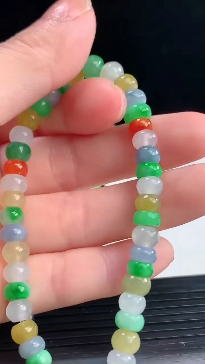 天然A货翡翠四彩算盘珠手串尺寸5.9-3.7重量:14.74g4月9日
工厂直销收藏佳品,种好水足，色泽均匀，有种有色，上手高大气！
