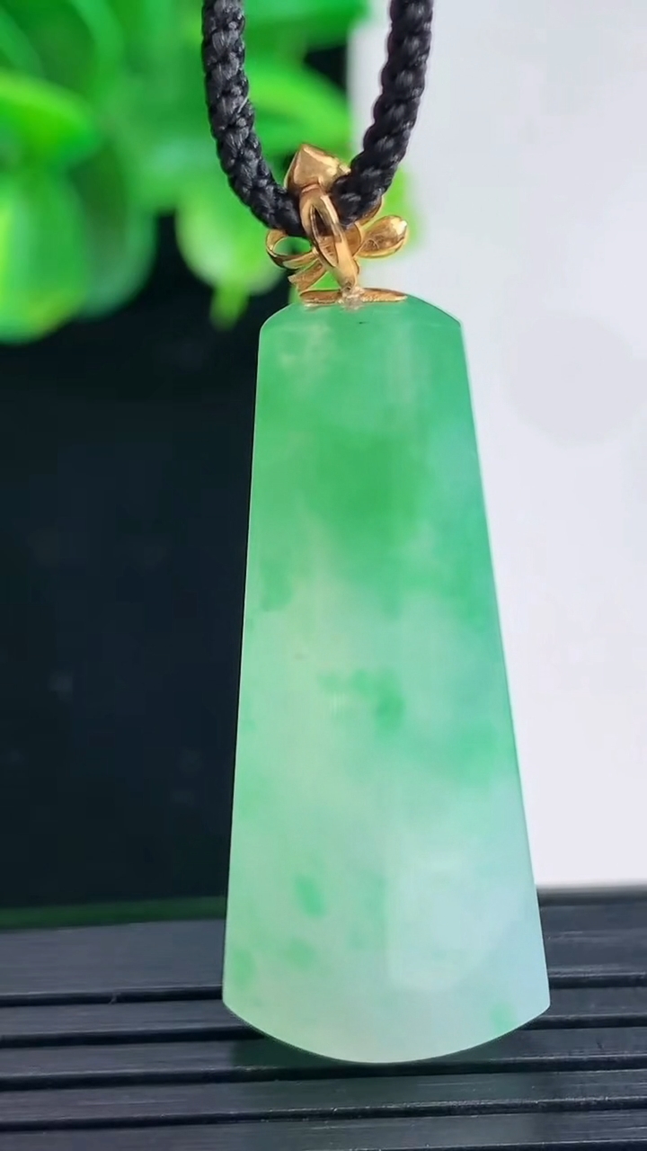 天然A货翡翠无事牌吊坠尺寸44.2-16.3-9.1重量:8.63g
4月9日