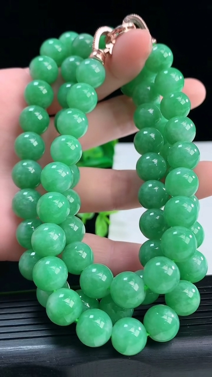 天然A货翡翠圆珠项链尺寸9.8-68颗重量:123.22g
4月9日