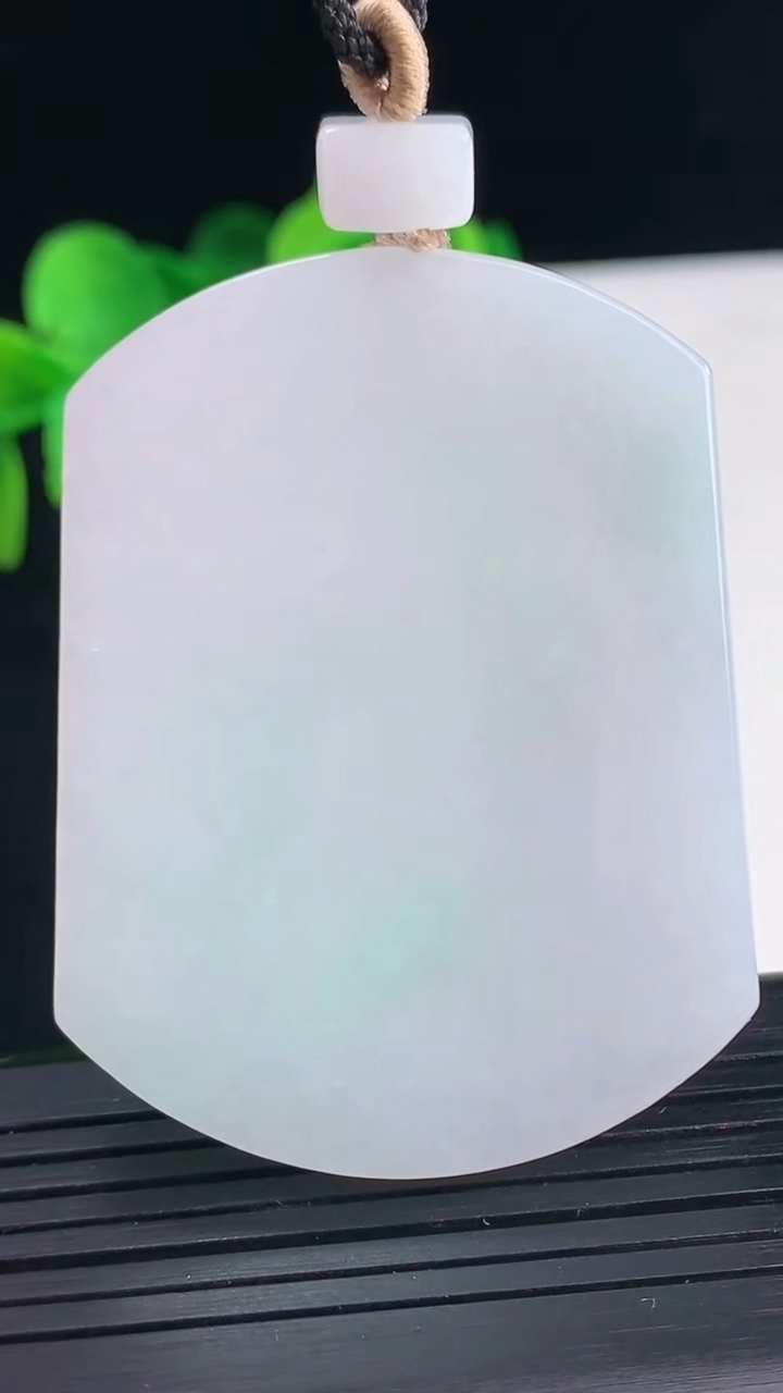 天然A货翡翠无事牌吊坠尺寸52.5-39.6-5.2重量:34.99g
4月9日