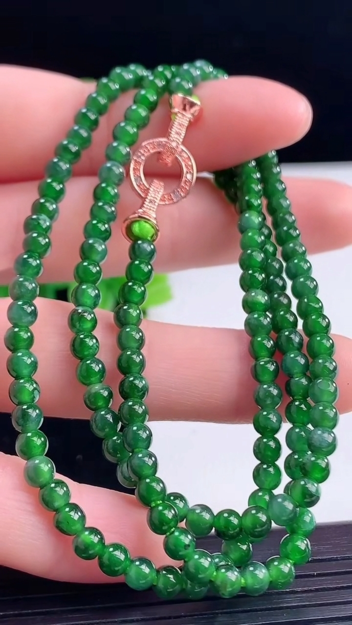天然A货翡翠小米珠项链尺寸3.9重量:15.47g
4月9日
