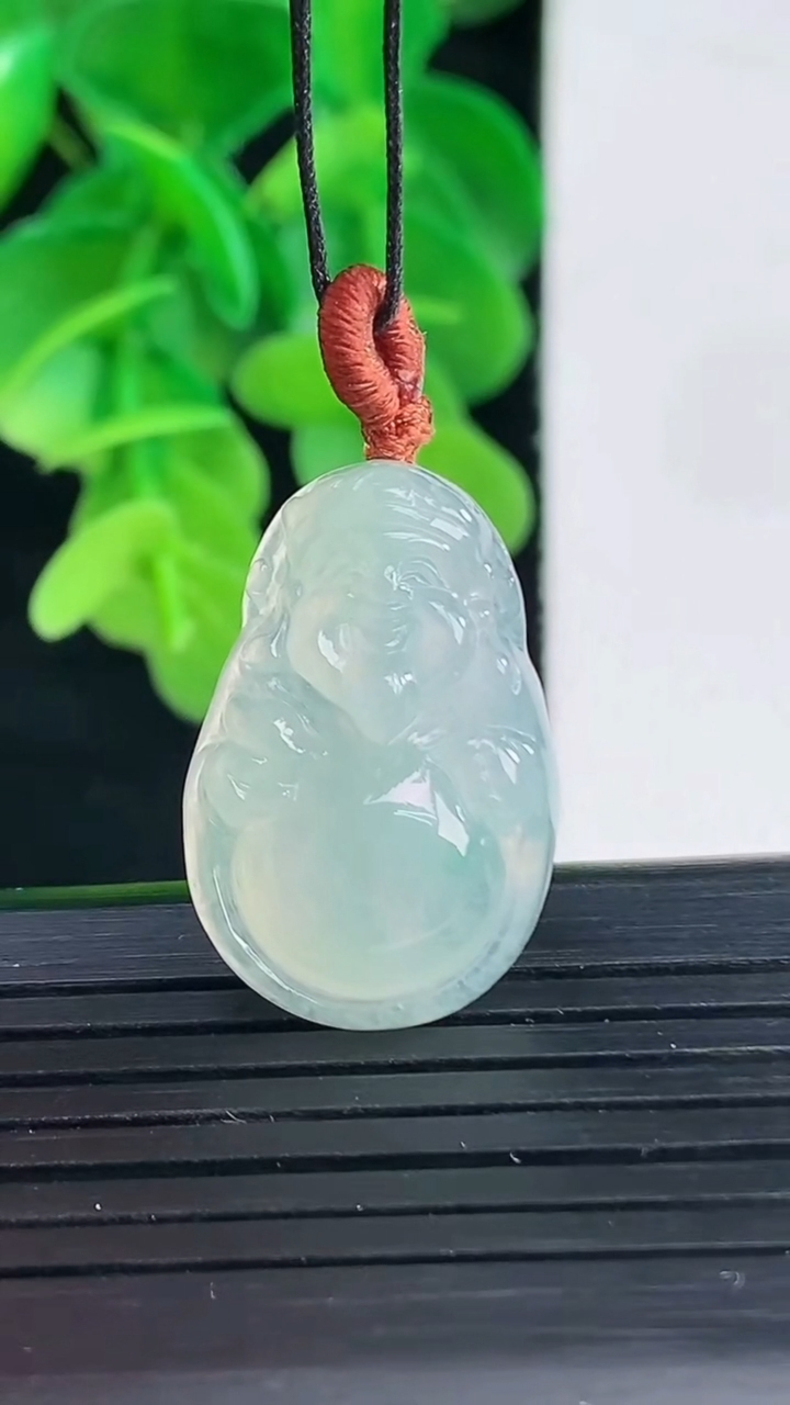 天然A货翡翠飘花财神爷吊坠尺寸24.2-15.9-5.7重量:4.35g
4月9日