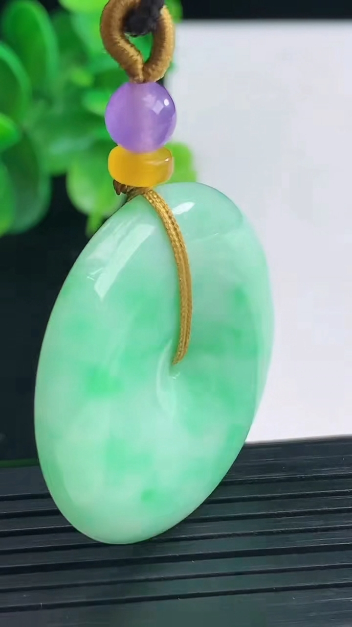 天然A货翡翠平安扣吊坠尺寸36.1-6.1重量:17.63g
4月9日