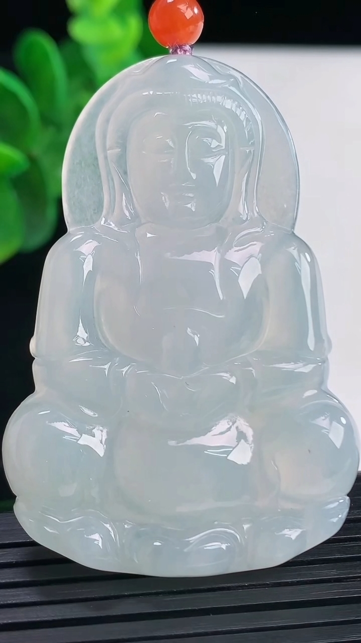 天然A货翡翠观音菩萨吊坠尺寸56.5-38.5-5.7重量:20.81g
4月9日