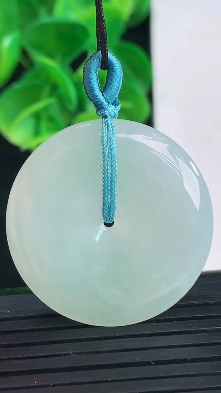 天然A货翡翠平安扣吊坠尺寸31-5.4重量:11.49g
4月9日