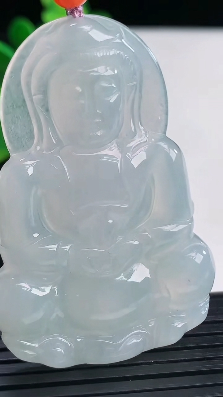 天然A货翡翠观音菩萨吊坠尺寸56.5-38.5-5.7重量:20.81g
4月9日