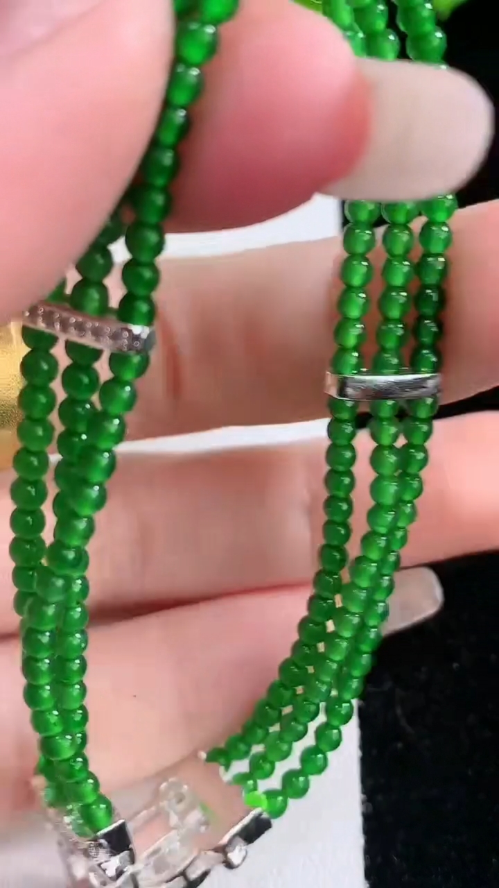 天然A货翡翠小米珠三排手串，尺寸2.4，重量:9.17g4月9日
工厂直销收藏佳品,种好水足，色泽均匀，有种有色，上手高大气！