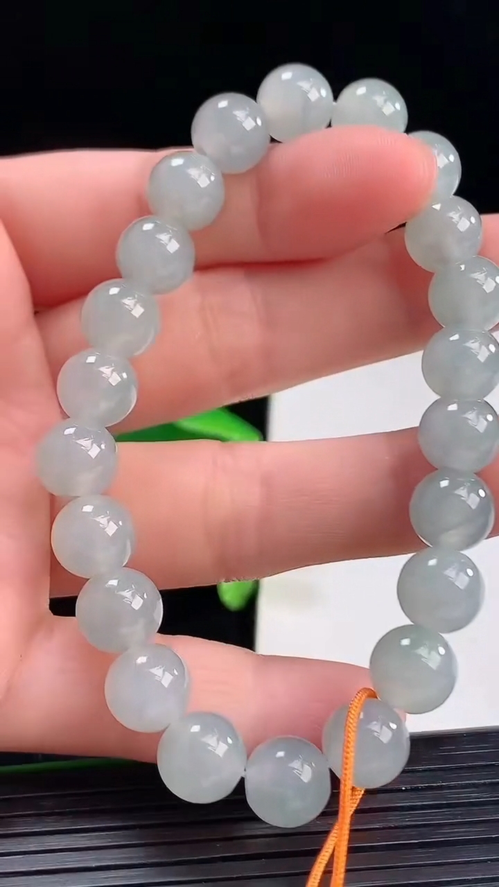 天然A货翡翠飘花圆珠手串尺寸8.5-22颗重量:23.32g4月9日
工厂直销收藏佳品,种好水足，色泽均匀，有种有色，上手高大气！