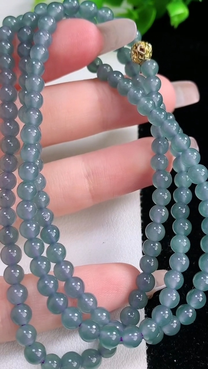 天然A货翡翠圆珠项链，尺寸4.6，重量:23.25g4月9日
工厂直销收藏佳品,种好水足，色泽均匀，有种有色，上手高大气！