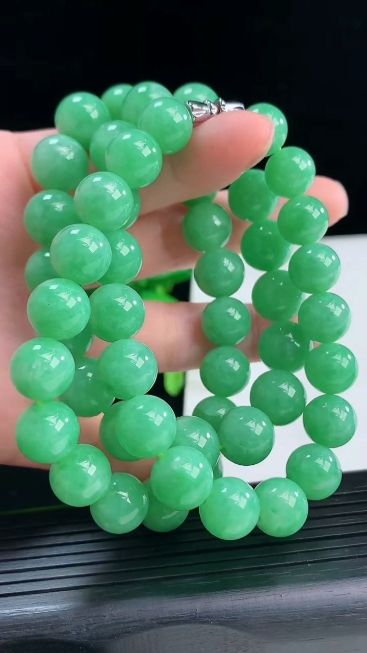 天然A货翡翠圆珠项链尺寸10.8-53颗重量:111.77g
4月9日