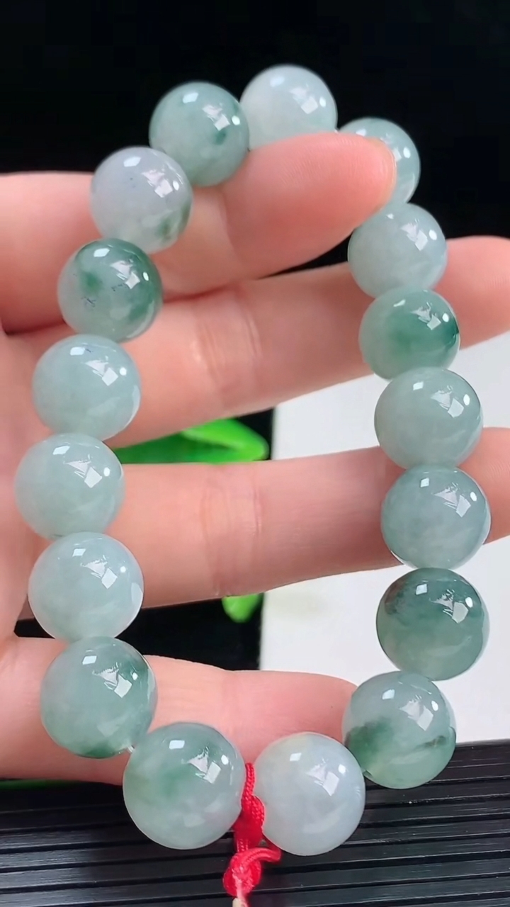 天然A货翡翠飘花圆珠手串尺寸11.2-17颗重量:45.00g4月9日
工厂直销收藏佳品,种好水足，色泽均匀，有种有色，上手高大气！