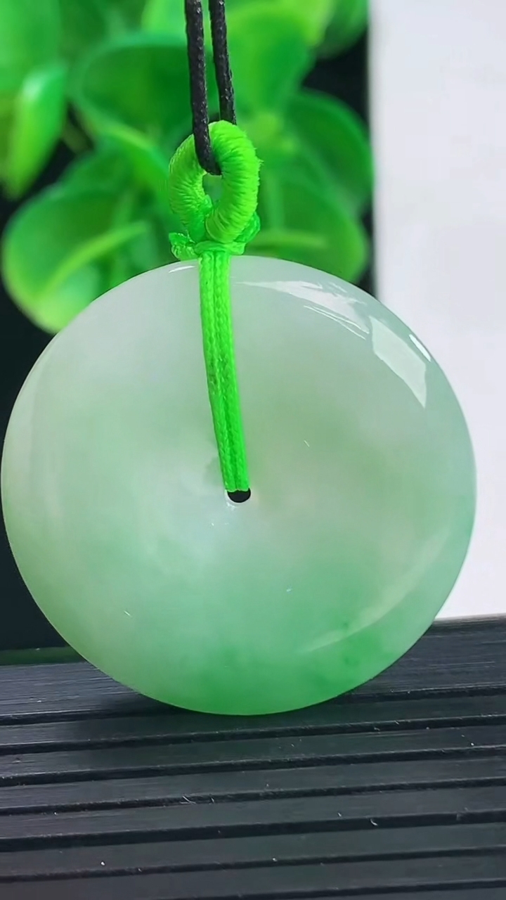 天然A货翡翠平安扣吊坠尺寸30.4-5.5重量:11.21g
4月9日