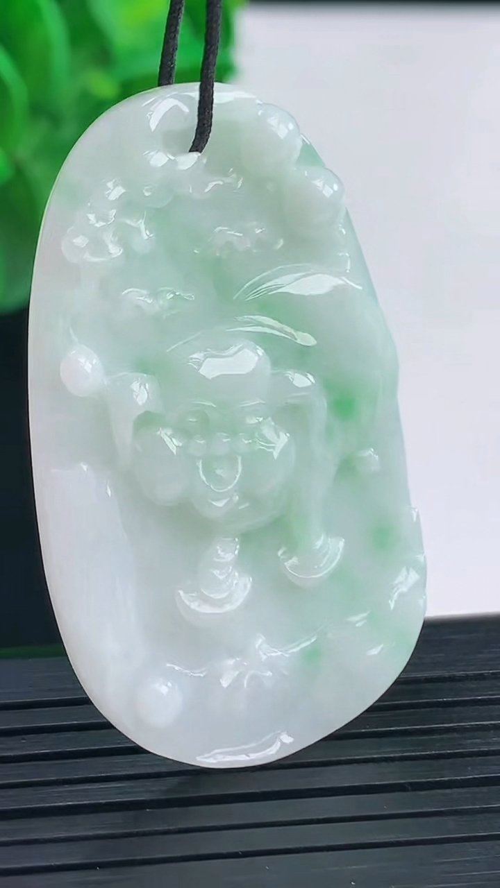 天然A货翡翠生肖猪吊坠尺寸46.7-29-5.5重量:12.93g
4月9日
