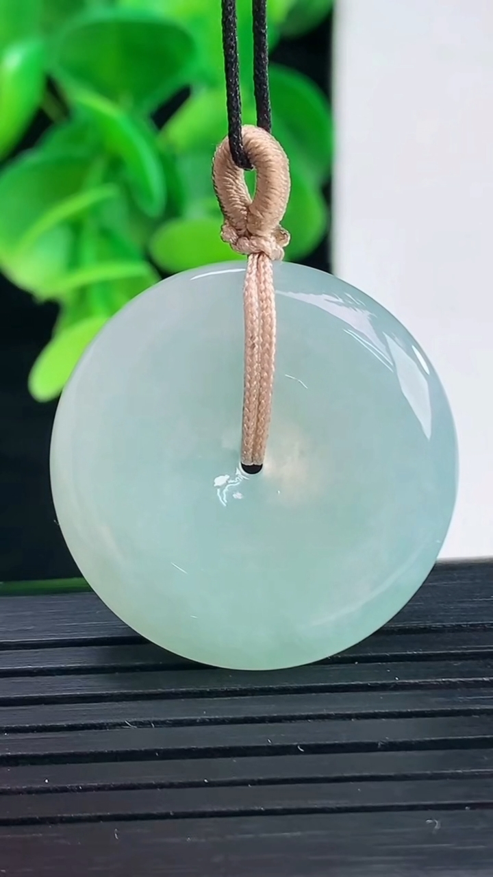 天然A货翡翠平安扣吊坠尺寸27.9-5.3重量:9.75g
4月9日