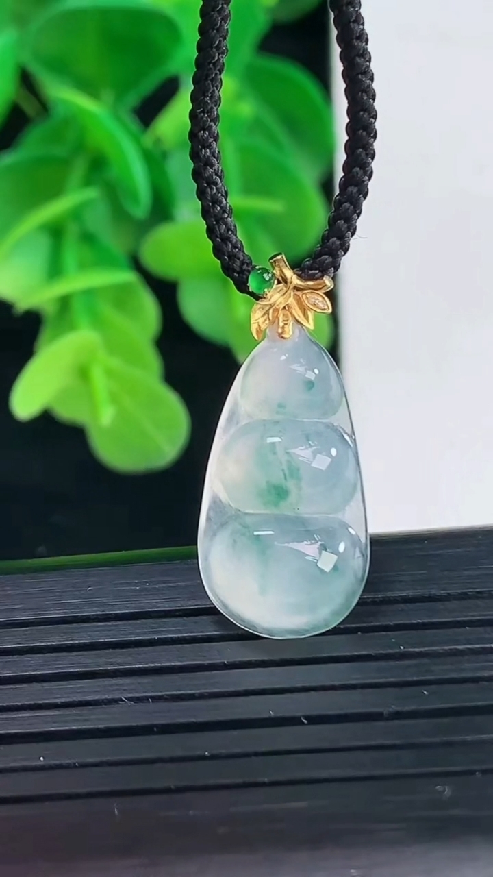 天然A货翡翠18K金飘花福豆吊坠尺寸25.9-11.5-3.8重量:1.85g
4月9日