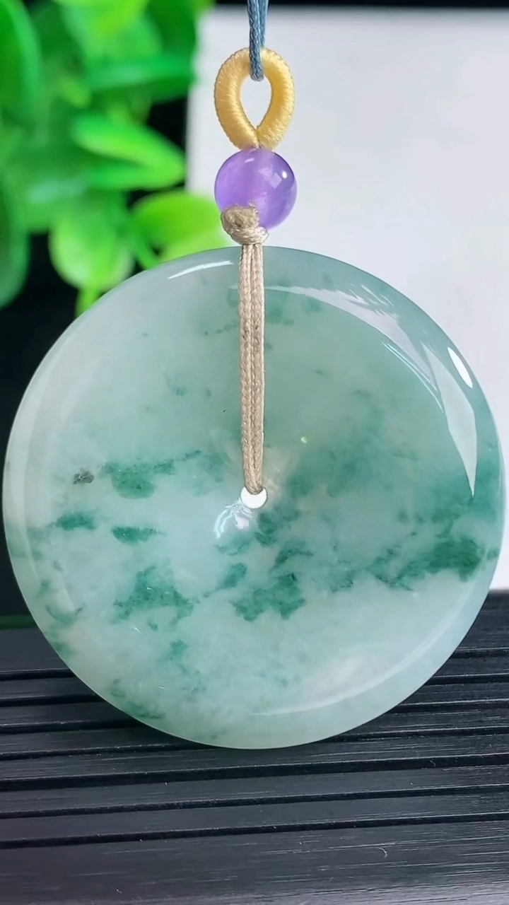 天然A货翡翠飘花平安扣吊坠尺寸37.4-6.4重量:19.48g
4月9日