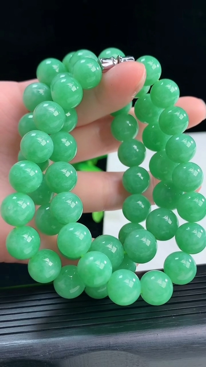 天然A货翡翠圆珠项链尺寸10.8-53颗重量:111.77g
4月9日
