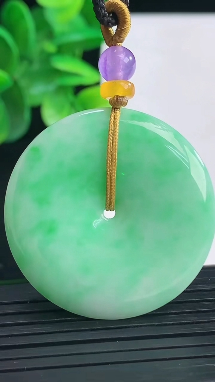 天然A货翡翠平安扣吊坠尺寸36.1-6.1重量:17.63g
4月9日