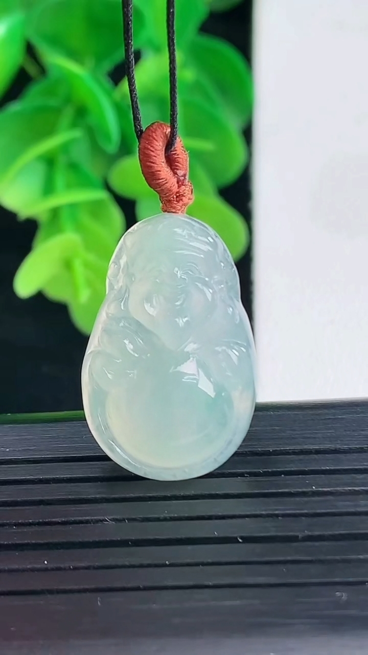 天然A货翡翠飘花财神爷吊坠尺寸24.2-15.9-5.7重量:4.35g
4月9日