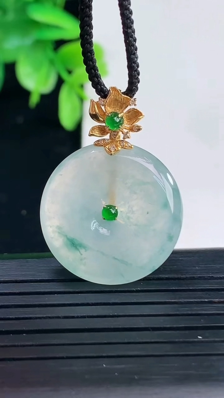 天然A货翡翠种飘花平安扣吊坠尺寸21.8-4.5重量:5.44g
4月9日