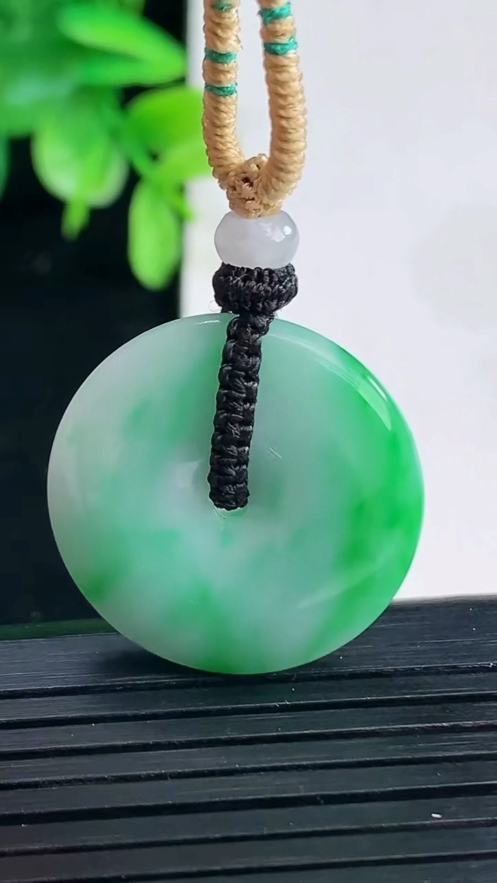 天然A货翡翠平安扣吊坠尺寸24.4-5.5重量:8.61g
4月9日