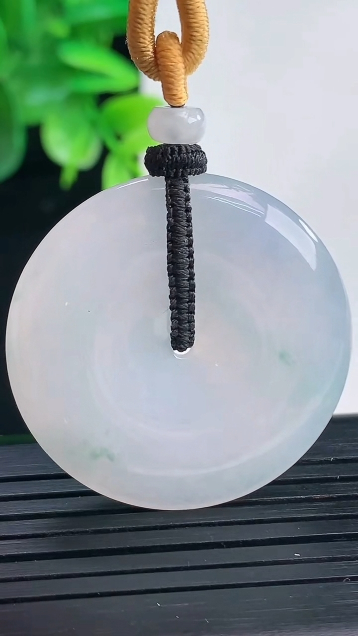 天然A货翡翠紫罗兰飘花平安扣吊坠尺寸33.9-5重量:15.47g
4月9日