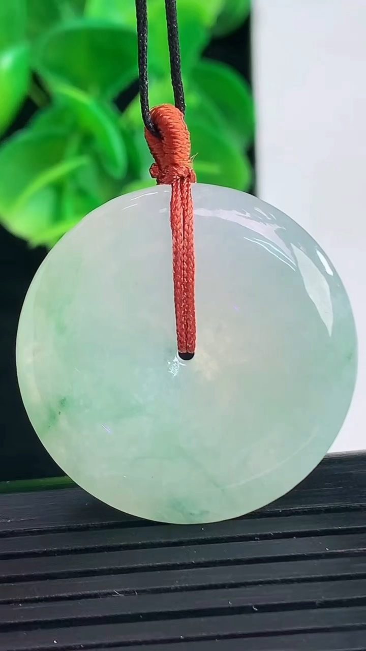 天然A货翡翠飘花平安扣吊坠尺寸30.3-5.4重量:11.36g
4月9日