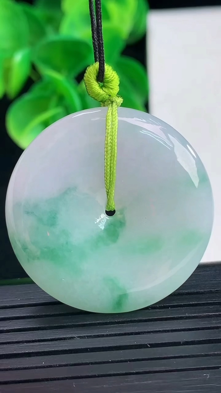 天然A货翡翠飘花平安扣吊坠尺寸34.3-5.8重量:14.88g
4月9日