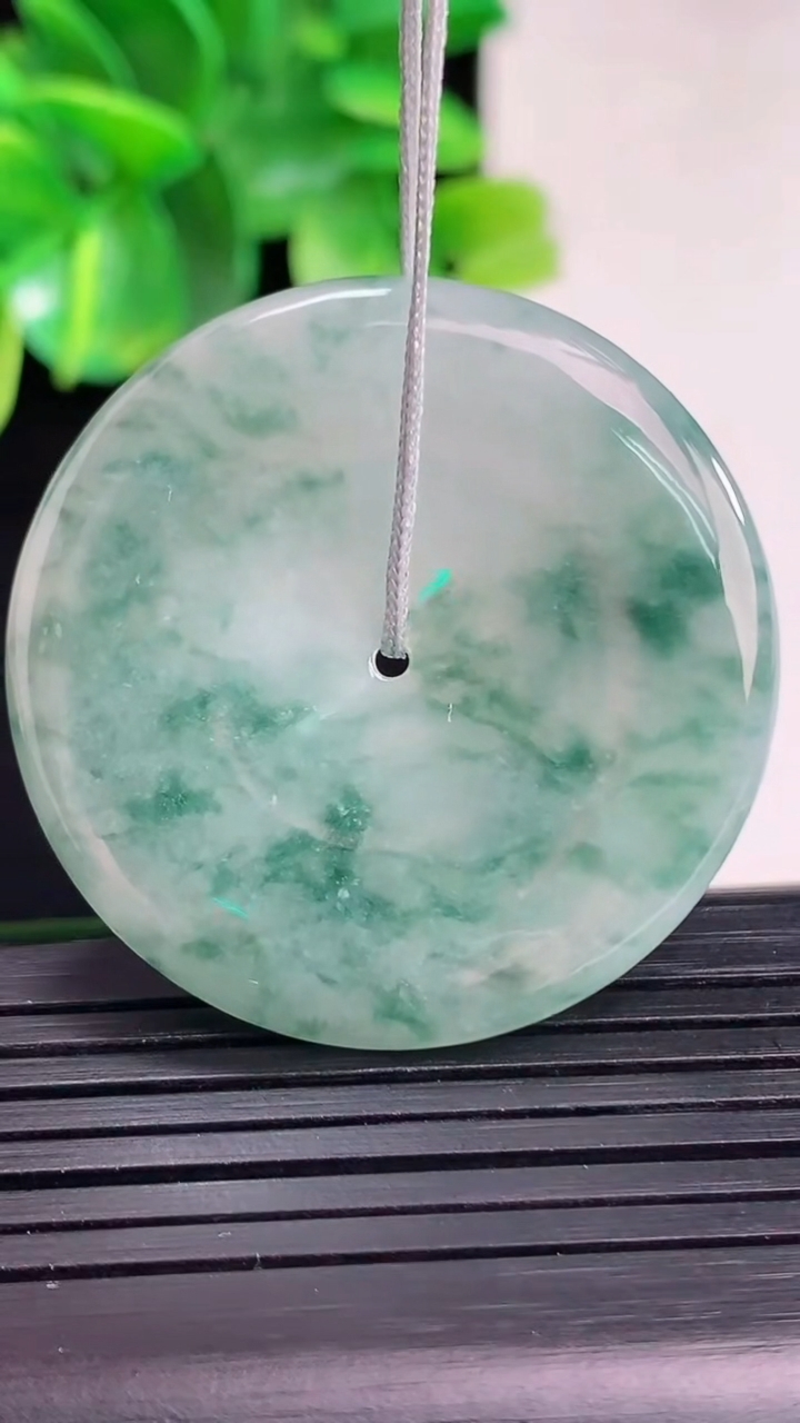 天然A货翡翠飘花平安扣吊坠尺寸376-5.3重量:16.87g
4月9日