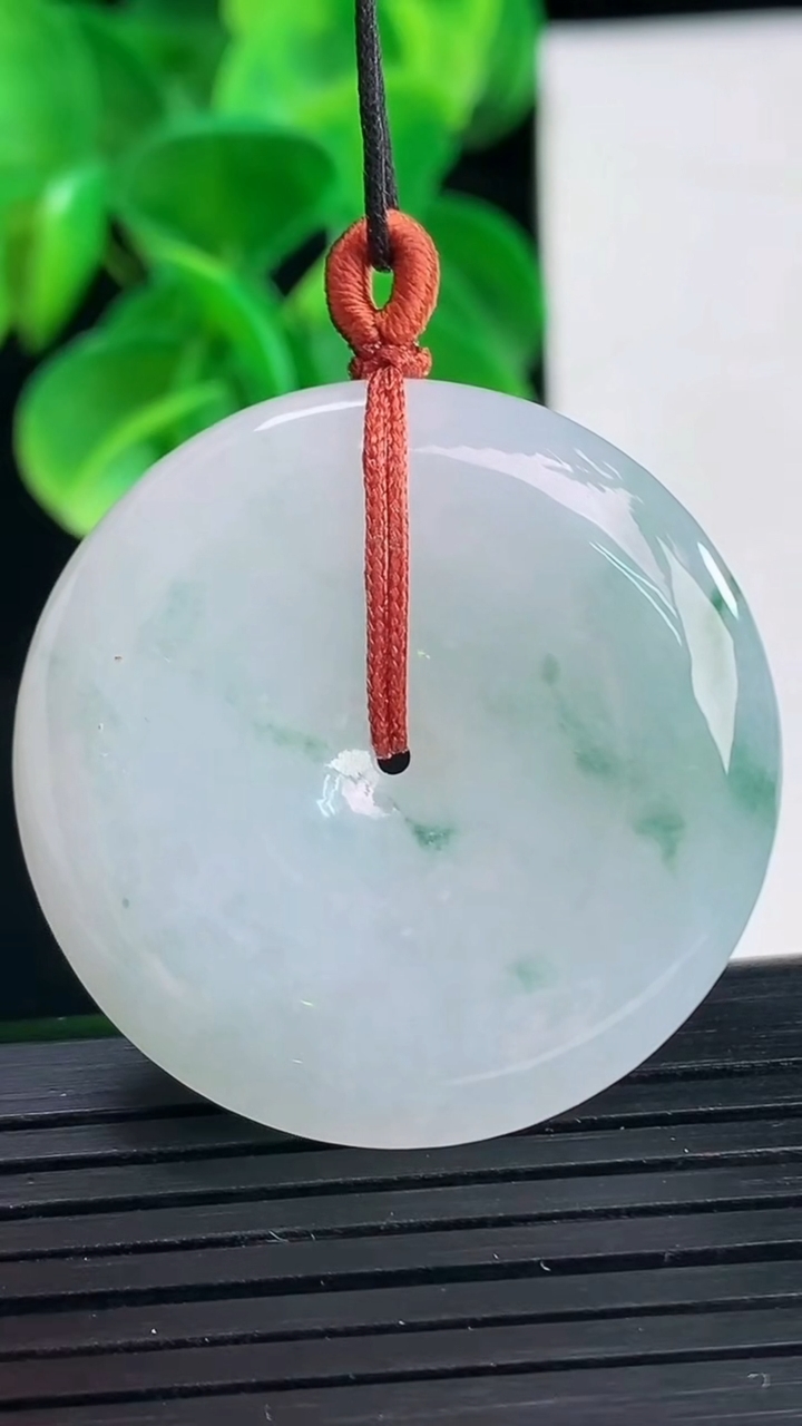 天然A货翡翠飘花平安扣吊坠尺寸34.7-6.7重量:17.45g
4月9日