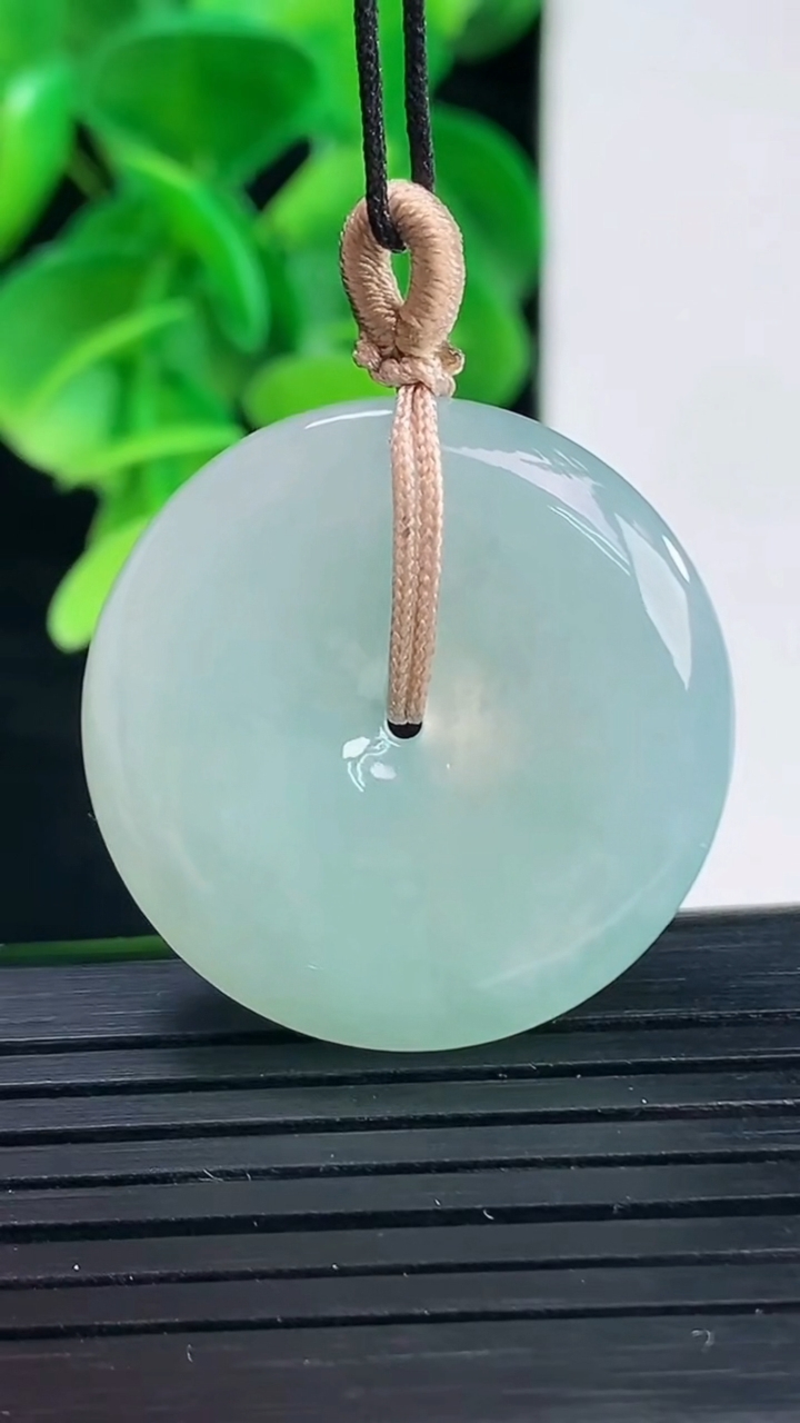 天然A货翡翠平安扣吊坠尺寸27.9-5.3重量:9.75g
4月9日