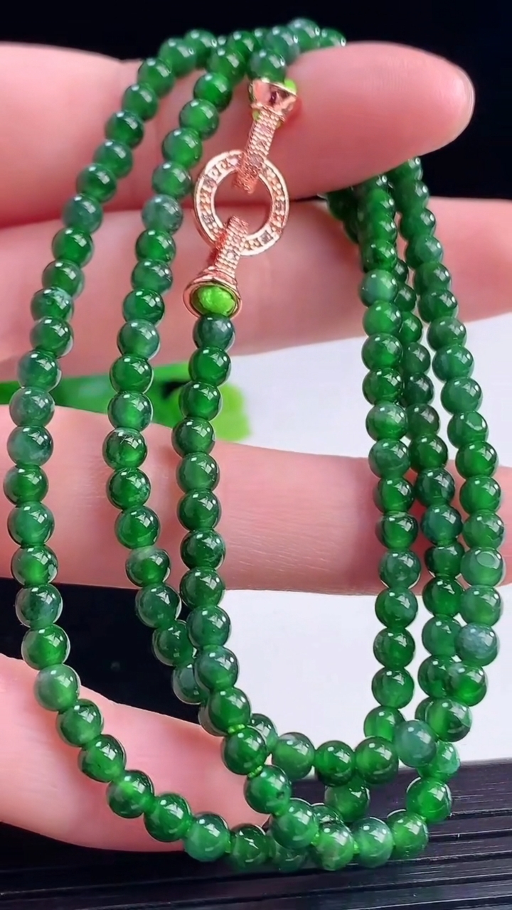 天然A货翡翠小米珠项链尺寸3.9重量:15.47g
4月9日
