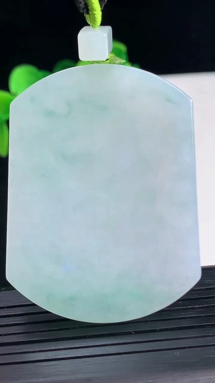 天然A货翡翠飘花无事牌吊坠尺寸53.6-40.6-6.1重量:42.20g
4月9日