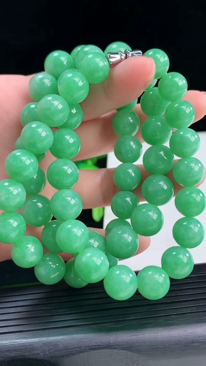 天然A货翡翠圆珠项链尺寸10.8-53颗重量:111.77g
4月9日