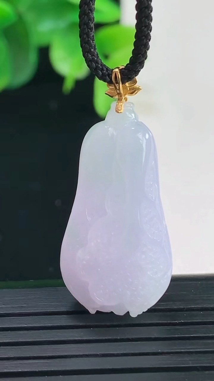 天然A货翡翠18K金紫罗兰白菜吊坠尺寸34.6-15.4-10.8重量:7.25g
4月9日