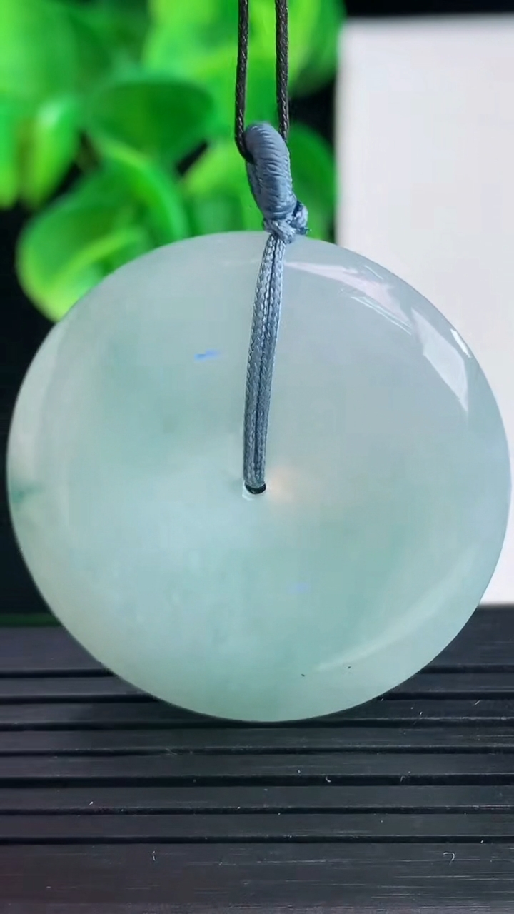 天然A货翡翠飘花平安扣吊坠尺寸35.8-5.8重量:16.90g
4月9日