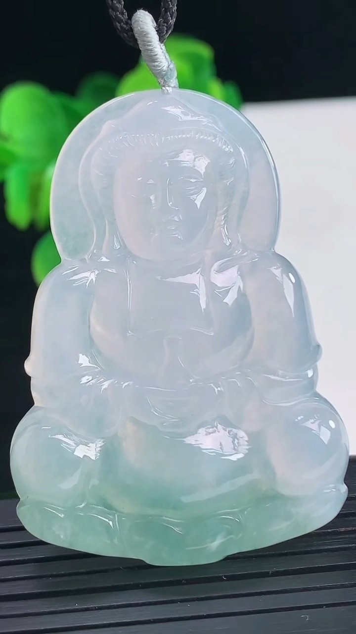 天然A货翡翠观音菩萨吊坠尺寸54.6-38.8-5.8重量:21.35g
4月9日