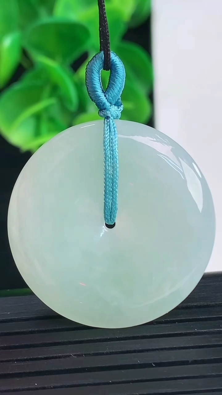 天然A货翡翠平安扣吊坠尺寸31-5.4重量:11.49g
4月9日